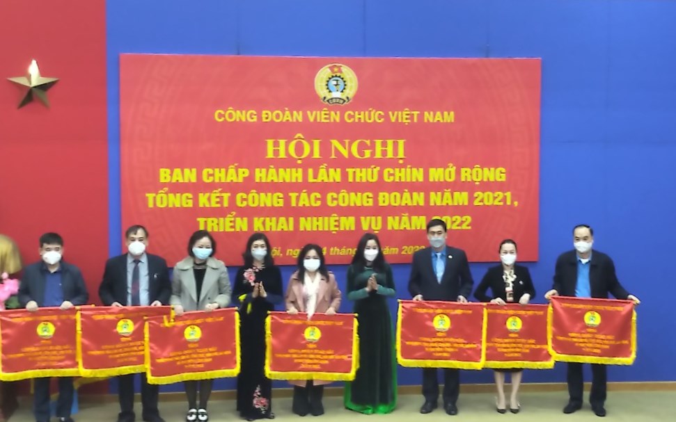 Công đoàn KTNN vinh dự được nhận Cờ thi đua của Công đoàn Viên chức Việt Nam